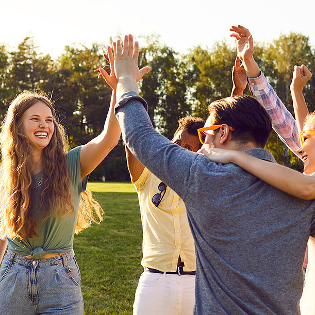 Eine Gruppe junger Menschen im Park