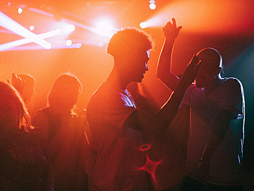 Jugendliche beim Tanzen im Scheinwerferlicht