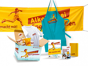 Aktionsbox mit folgenden Inhalten: ein Aktionsbanner „Alkoholfrei Sport genießen“ (3,50 x 0,80m), T-Shirts für Helferinnen und Helfer, ein Ankündigungsplakat sowie das Jugendschutzgesetz als Ampelposter, zwei Werbeaufsteller, ein Rezeptheft mit alkoholfreien Cocktails zum Mixen und weitere zum Verteilen, eine Barschürze, ein Messbecher sowie wiederverwendbare Trinkbecher, Informationsmaterialien für Jugendliche und Eltern und ein Notizbuch als kleines Dankeschön für Ihr Engagement.