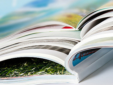 mehrere aufgeschlagene Broschüren