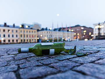 Eine am Boden liegende zerbrochene Weinflasche