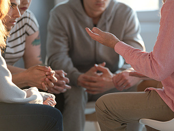 Ein Therapeut spricht zu einer Gruppe