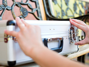 Eine Person öffnet einen Koffer