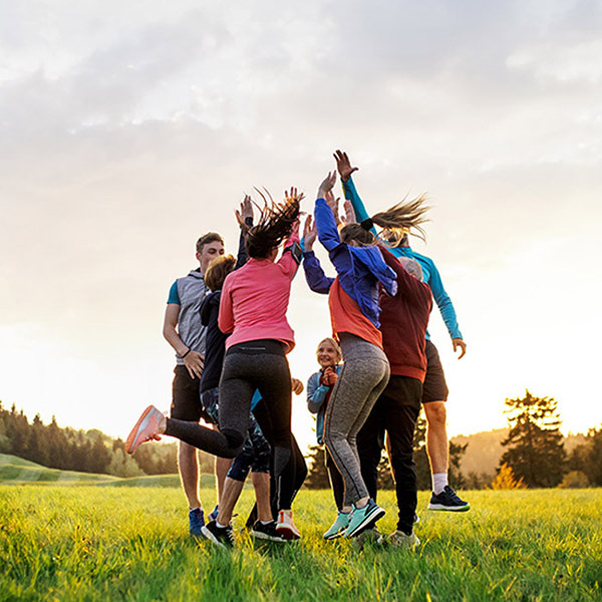 Jugendliche beim Sport auf einer Wiese