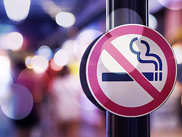 Ein Rauchen-Verboten Schild, das eine durchgestrichene Zigarette zeigt