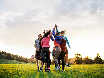 Eine Gruppe Jugendlicher auf einer Wiese