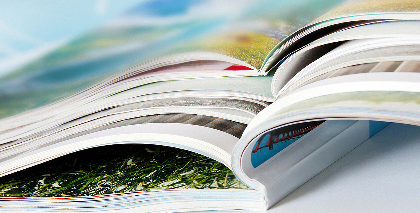 Ein Stapel aufgeschlagener Magazine